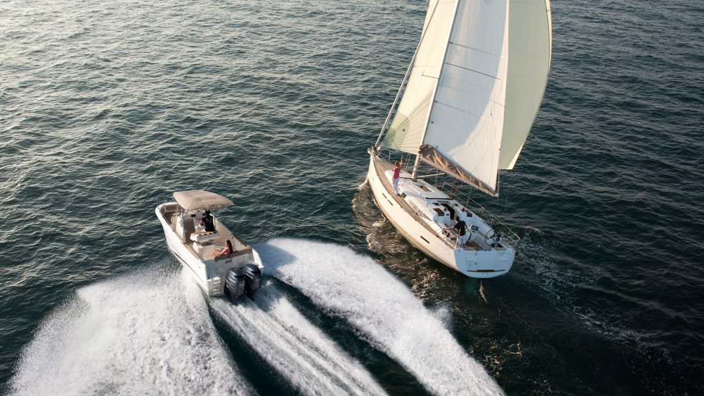 photo montrant un voilier et un bateau à moteur