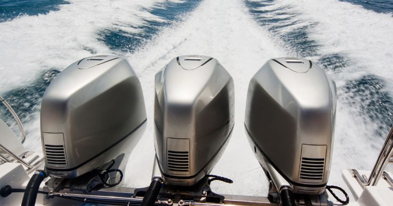 photo d'un bateau qui a 3 moteurs