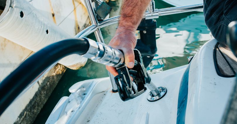 photo de remplissage de réservoir bateau