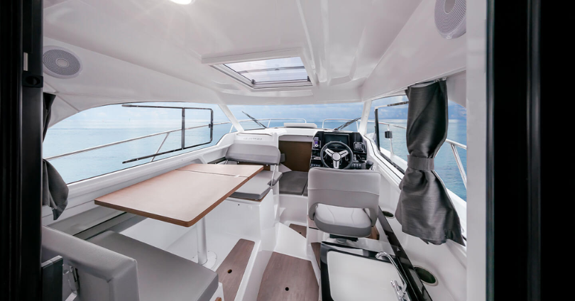 photo de l'intérieur d'un bateau Beneteau, pouvant être équipé d'un système de climatisation